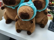 Maskotka kapibara w czapce dla dzieci 