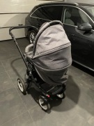 Wózek z gondolą, spacerówką i fotelikiem samochodowym