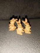 Trzy zajączki, figurki ceramiczne / dr