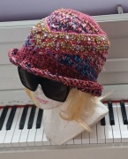 Szydelkowy biżuteryjny kapelusik dla pań