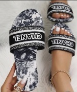 Letnie klapeczki -  logo chanel