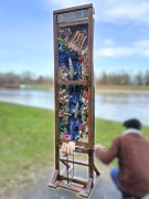 Instalacja artystyczna gilotyna "Sieci i ryby głosu nie mają"