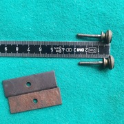 Dwie śruby do mocowania mechanizmu zegara