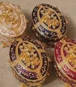 Piękna bogatozdobiona szkatułka metalowa włoska złocona w emalii. Paris