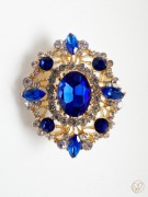 Elegancka broszka z niebieskimi kryształami 