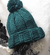 Czapka ręcznie zrobiona. Jesień, zima. Ciemno zielona.