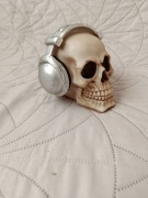 Figurka czaszka w słuchawkach stylowy gadżet Boland   