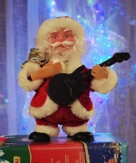 Mikołaj z gitarą na baterie, świeci gra i chodzi, świąteczne zabawki