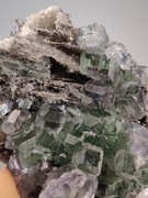 Zielone przeźroczyste fluoryty na matrixie kwarc