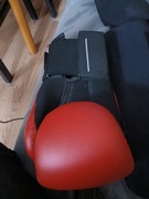 Rękawice i ochraniacze na piszczele i stopy.