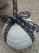 BOMBKA NIETŁUKĄCA RĘKODZIEŁO DIY OZDOBA ZAWIESZKA NA SZYDEŁKU KREMOWA