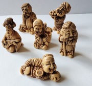 6 figur.,postacie kultutury japońskiej ,wys.4,5,szer.2cm,mater'twarda masa.