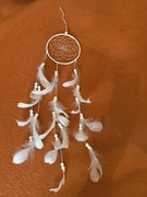 Łapacz snów z piórami i koralikami