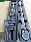 Klucz dynamometryczny z nasadkami, przedłużką, walizką Nowy nieużywany