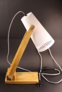 Lampka metalowa na drewnianej podstawie w stylu skandynawskim 