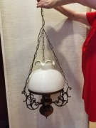 Lampa wisząca ala naftowa.