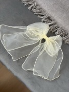 Biała kokarda do włosów na spince; ozdoba, wstążka; ślub, wesele