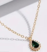 Przepiękny naszyjnik kolor złota. Zawieszka Łezka kolor szmaragdowa zieleń