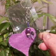 2 lupy wielkości karty kredytowej i brelok fioletowy z perełką