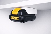 Uchwyt akumulatora DeWalt 20V – montaż ścienny / pod półką
