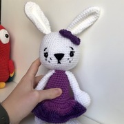 Pluszak króliczek w sukience biały na szydełku