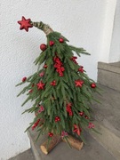 Własnoręcznie wykonana choinka ze sztucznych gałązek 