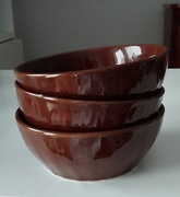 Trzy spore, brązowe miski