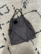 Skórzana włoska torebka worek z łańcuchami szara jak stella mccartney