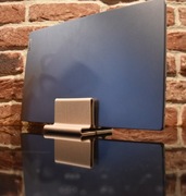 Minimalistyczny stojak pionowy na laptopa