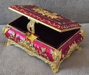 Piękna bogatozdobiona szkatułka metalowa włoska złocona w emalii. Paris