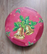 okrągłe małe ozdobne  pudełko 