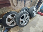 Oryginalne felgi Audi z oponami zimowymi 