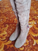 Kozaki zamszowe na szpilce Bata, r. 42 beżowe