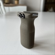 Chwyt pionowy RVG RIS z oznaczeniami Magpul DE