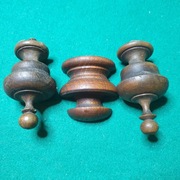 Dwie stare sterczynki i broda do skrzyni zegara