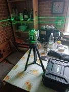 Laser krzyż samopoziom 4D ze stojakiem i dwiema bateriami kompl osprzęt