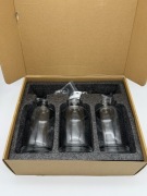 Butelka szklana z metalowym nalewakiem do oliwy