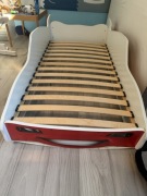 łóżko dla malucha z motywem Zygzaka McQueena z bajki "Auta"