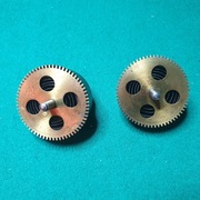 Dwa bębny ze sprężynami do mechanizmu zegara wiszącego