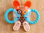 Grzechotka gryzak dla niemowląt dzieci na ząbkowanie Akuku 2w1