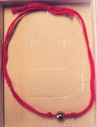 Bransoletka szczęścia czerwona złota kulka