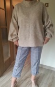 Beżowy sweter typu oversize o rozmiarze M marki H&M