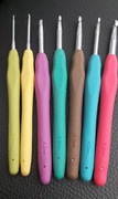Zestaw 7-miu kolorowych  szydełek w silikonowych uchwytach- rozm.od2-12mm.