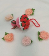 Bukiet czerwonych różyczek, szydełkowy brelok zawieszka 