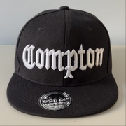 Czapka Compton – czarna z białym haftem, nowa