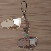 Zawieszka do telefonu z pusheenem na komputerze 