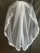 Biały welon ślubny, weselny; koronka z cekinami 90 cm; grzebyk