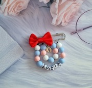 Przypinka , broszka do wózka z czerwoną kokardą