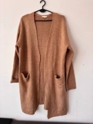 Karmelowy kardigan vintage z kieszeniami miękki, oversize