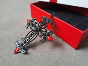 Wisior krzyż czarny metalowy w stylu gotyckim